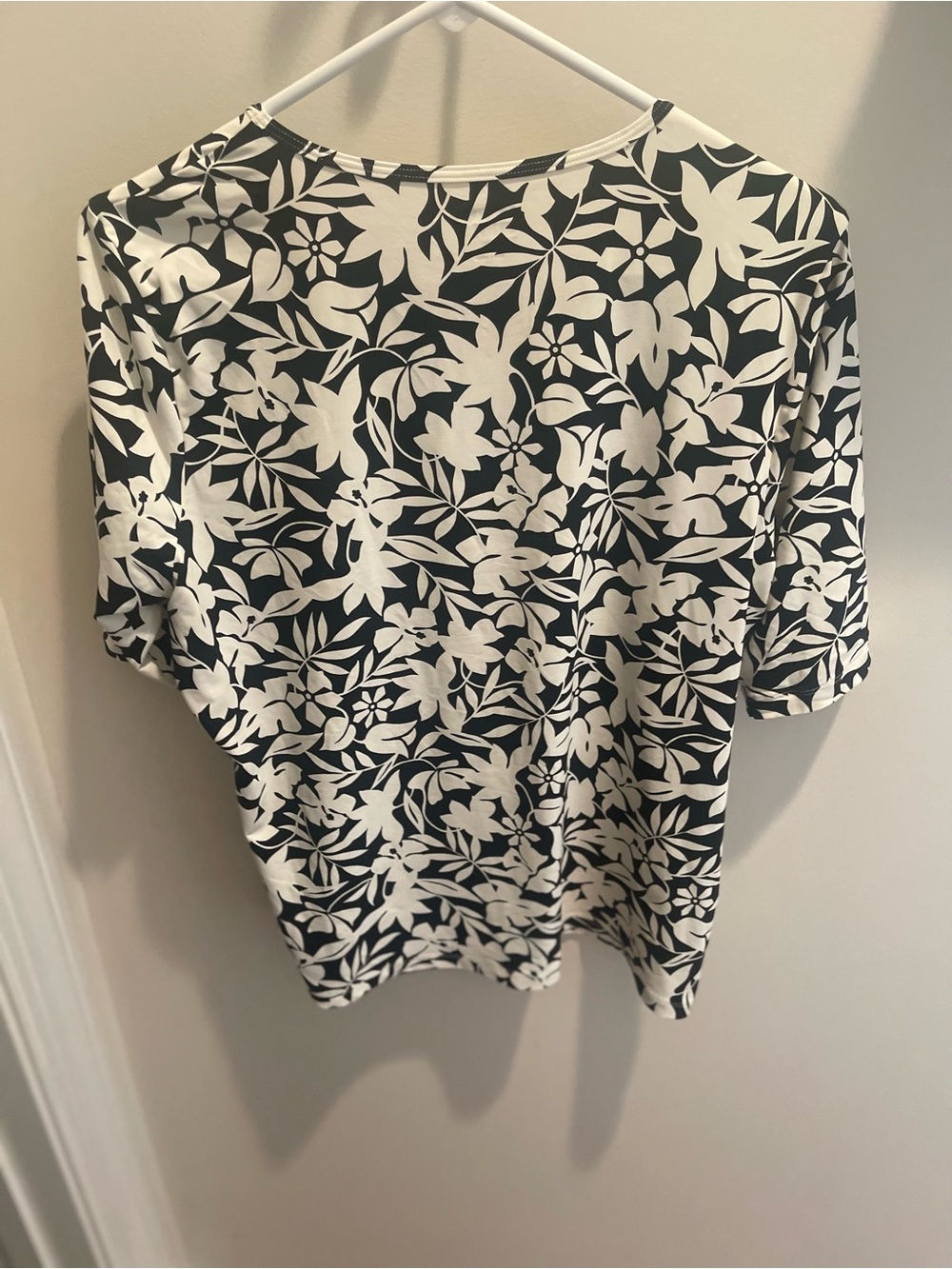 Women’sBlack & White Floral Sunshade UPF shirt